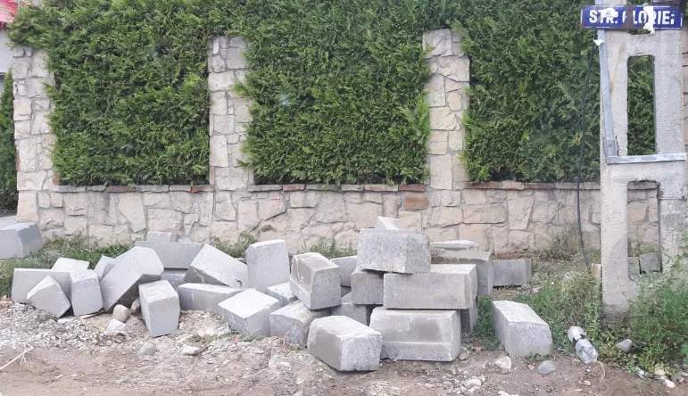 Strada Gloriei, după 15 ani de promisiuni, între bălți și pavele ”reclamate” la Poliție