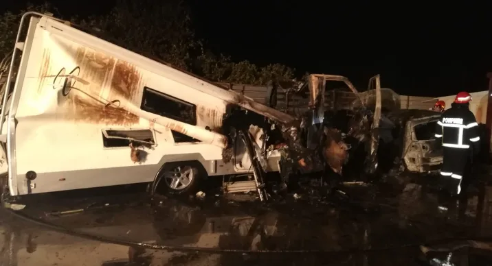 FOTO: Un autoturism și o rulotă au fost distruse în urma unui incendiu, la Câmpineanca