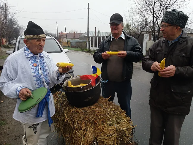 VIDEO: ”Țăranu sărac” s-a dus la vot în costum tradițional, cu oaia ”Frumușica” și cu porumb fiert pentru alegători