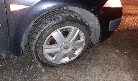 VIDEO. ULTIMA ORĂ: Gropile din Focșani fac, din nou, pagube șoferilor! Patru mașini au făcut pană în doar câteva zeci de secunde, într-o groapă de pe strada Mărășești. ”La noi în oraș mereu avem această problemă!”