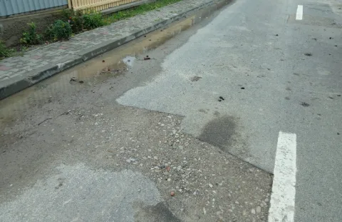 Disperare pentru focșănenii de pe strada Liliacului (Mândrești). Zeci de avarii, nicio soluție!