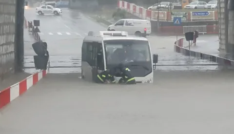 VIDEO: Pasajul Vîlcele, inundat din nou după ploaia de astăzi. Străzile Panduri și cele din Obor, plus alte câteva zeci, pline și ele de apă!
