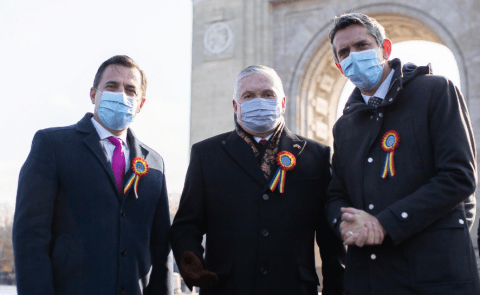 Ministrul Ion Ștefan și șeful Cancelariei Premierului, Ionel Dancă, alături de ambasadorul SUA în România, la Arcul de Triumf de la București