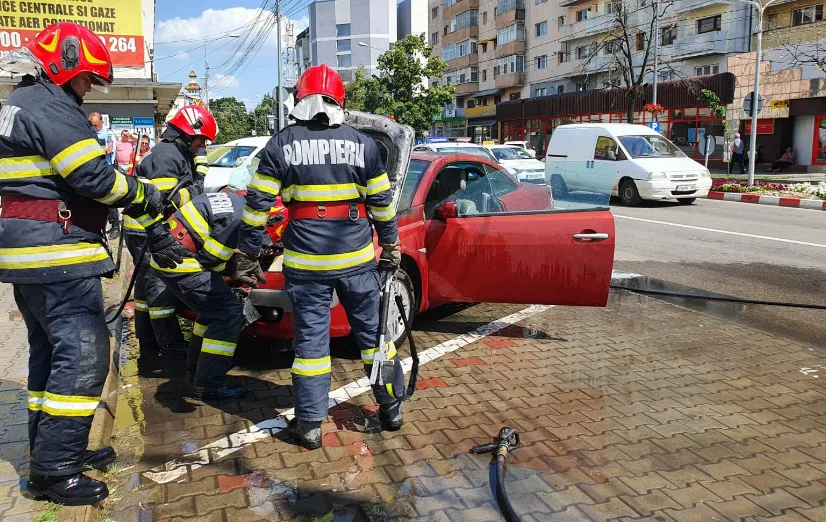IMAGINI. Un autoturism Renault a luat foc aproape de ”Ceasul Rău”, în Focșani!