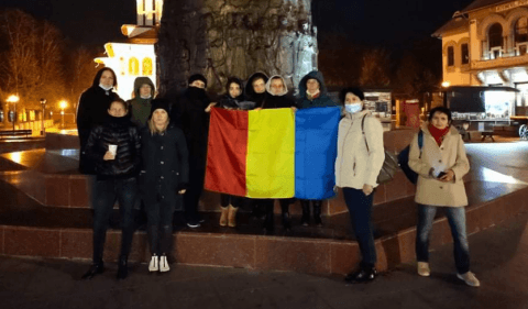 VOCEA STRĂZII. FOTO: În Piața Unirii din Focșani s-a strigat ”Libertate”, ”Stop vaccinării obligatorii” și ”Stop experimentelor pe copiii noștri!”