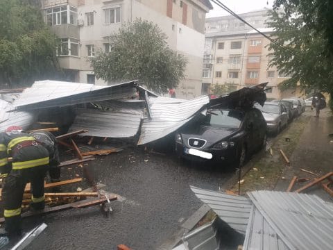 VIDEO: Cum a ”zburat” acoperișul unui bloc din Focșani peste mașinile din parcare. Imagini incredibile!