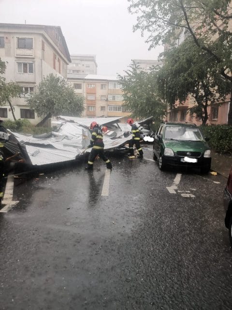 VIDEO: S-au RUPT norii la Focșani. PRĂPĂD și VIJELIE! Plouă de ”rupe” de câteva minute!