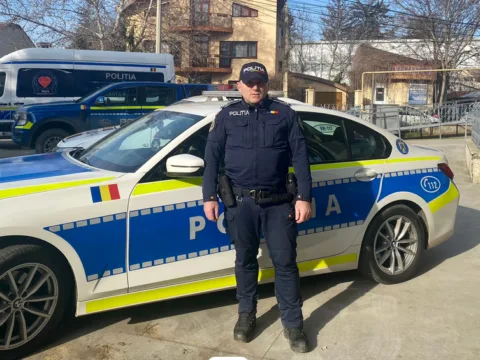 Polițistul salvator! O fetiță de 3 ani s-a înecat cu mâncare pe o stradă din Focșani, însă a fost salvată in extremis de un om al legii.