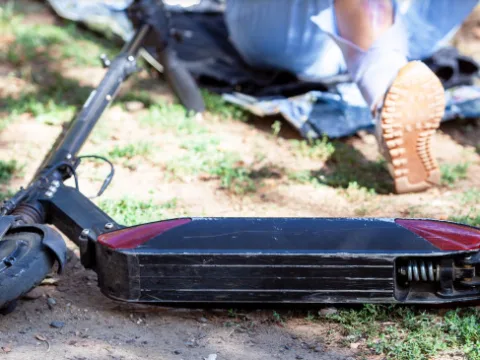 Un bărbat de 69 de ani a căzut cu trotineta electrică într-un șanț. A fost dus de urgență la spital.
