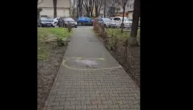 Video cu aleea plină de sânge din Focșani pe care a avut loc incidentul cu tânărul de 18 ani rănit cu cuțitul. În plandemie eram amendați dacă aveam masca mai jos cu 1 milimetru. Acum nu se mai iau măsuri igienico-sanitare?