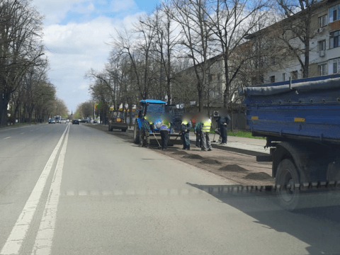 Video. Se asfaltează în Focșani banda 1 pe B-dul București, în Sud. Nu se face altă pistă de biciclete, cum credeau ieri unii sudiști :)