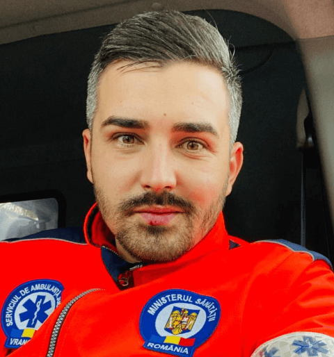 Ei sunt bătăușii de la Dumbrăveni: Mihai (Bibanu) Potîrniche și, tatăl lui, Gabi Potîrniche. Au snopit în bătaie, pe la spate (ca „vitejii”), un consilier local.