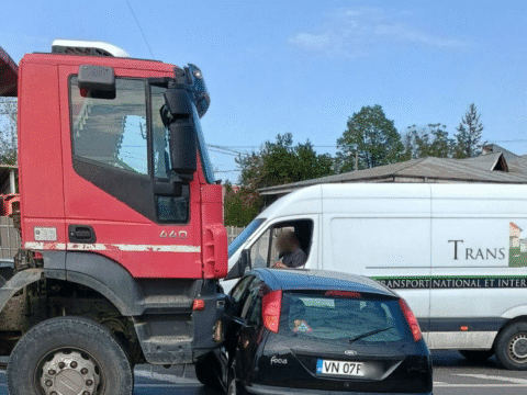 Foto: La un pas să fie strivit de o rabă de 40 de tone, chiar lângă Onasis, în Focșani.