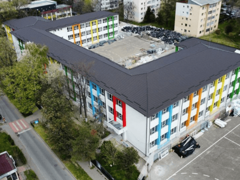 Tricolorul și alte combinații de culori tradiționale românești le stau în gât! Unitățile de învățământ școlar și preșcolar din Focșani bat spre LGBTQ, nu spre tradiții românești.