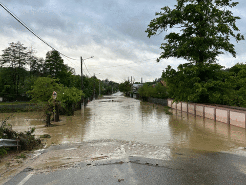 Acum. S-a rupt podul de la Fitionești care face legătura cu Mănăstirea Mușunoaiele. Plus: pentru a ajunge la Movilița ruta sigură este prin Haret și Panciu.