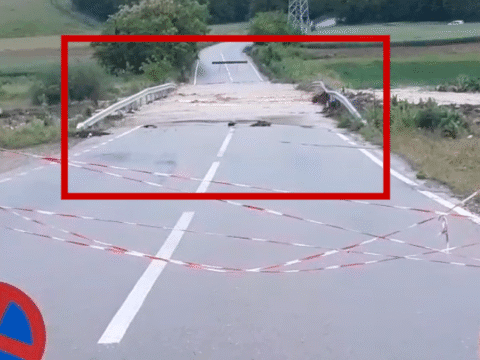 Video. Drumul județean Păunești – Movilița a fost inundat. Circulația auto este închisă total. Actualizare: S-a redeschis circulația!