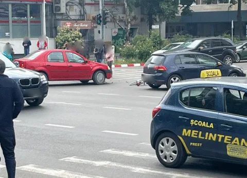 Acum. O femeie de 55 de ani a fost lovită de un taxi pe trecerea de pietoni la intersecția străzilor Cuza Vodă și Republicii.