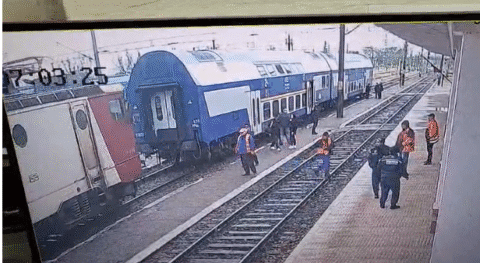 Video. Clipa în care locomotiva a izbit vagoanele din Gara Mărășești. Șase persoane au fost duse la spital.