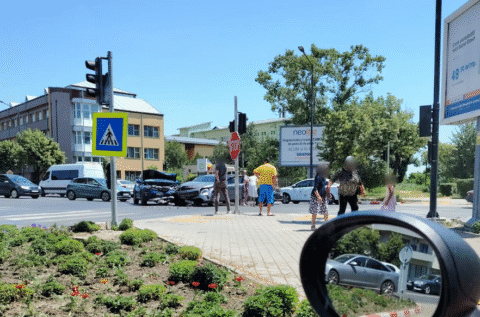 Acum. Un Mercedes și un Logan s-au bușit în intersecția de la „Elena Doamna”