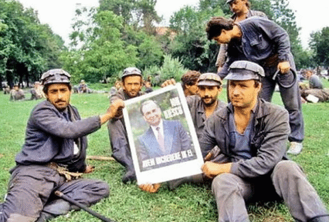 Iertăm dar nu uităm! Pe 15 iunie 1990 Iliescu le mulțumea minerilor pentru că i-au omorât pe studenți în București. Studenții purtau icoane cu Maica Domnului și postere cu Mihai Eminescu.