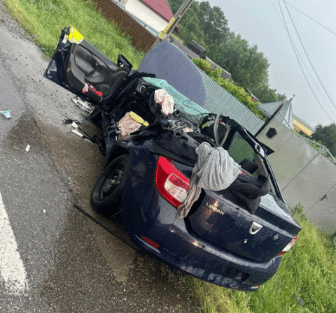 E normal ca un Logan să arate ca o decapotabilă în urma unui accident rutier? S-a întâmplat în urmă cu câteva minute.