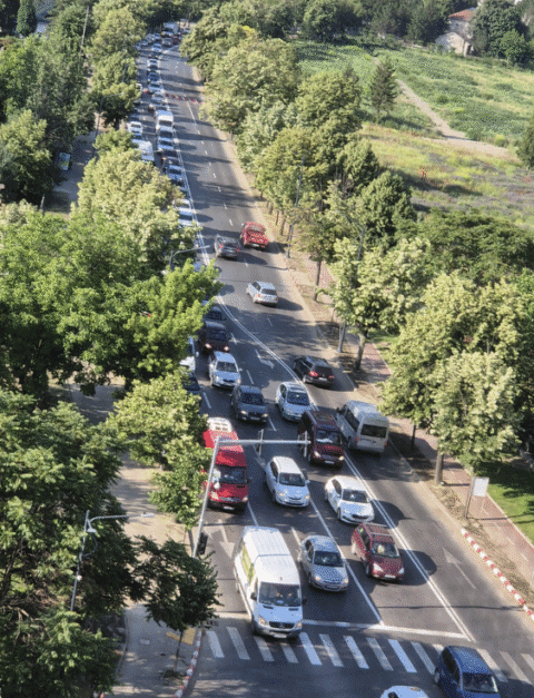 Panoramă. Cum se circulă în intersecția de la Comcereal, dinspre Sud către Polivalentă. Șoferii ar fi preferat sens giratoriu în zonă, dar pe Misăilă nu l-a interesat asta.