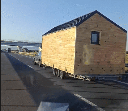 Video. A plecat cu casa „în spinare” pe autostradă. Suntem unici la idei.