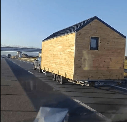 Video. A plecat cu casa „în spinare” pe autostradă. Suntem unici la idei.