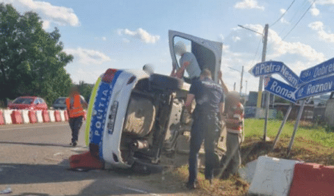 O mai pățesc și polițiștii. Din fericire, nimeni nu a fost rănit grav.