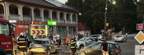 Video. Circulație blocată la Vidra, în curba în care unii șoferi dovedesc că au luat permisul prin șpagă. Un nou accident în zonă.