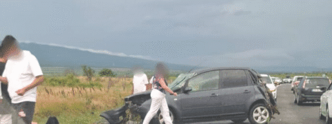 Video. La un pas de o dramă, pe drumul către Bolotești. Rănită, dar scăpată cu viață, după ce o mașină s-a răsturnat.