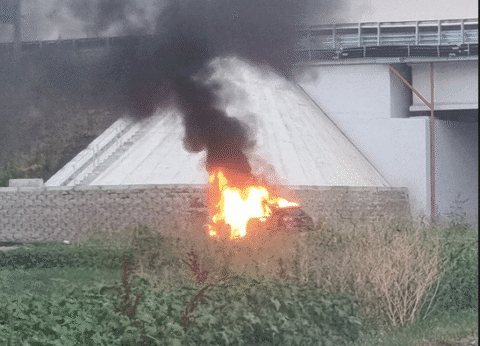 Acum. Arde o mașină aproape de podul peste autostradă, pe drumul spre Suraia.