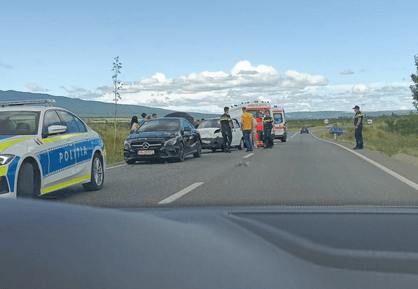 Un Mercedes nou-nouț a fost „șifonat” pe șoseaua Vrancei