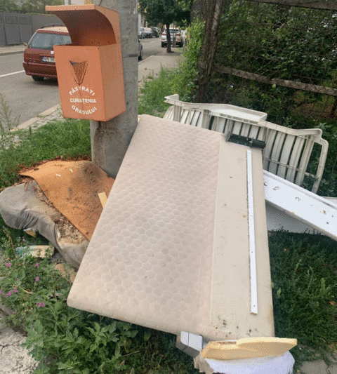 Vocea cititorilor: „Poate se sezizează și Primăria Focșani în ceea ce privește locatarii care sunt cazați în clădirea Crucii Roșii de pe strada Albinei”.