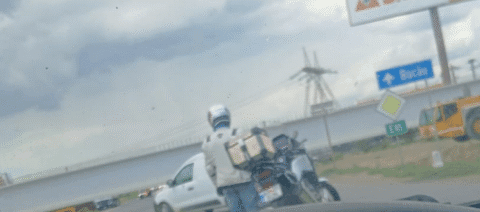 Acum. Drumul național către Adjud este blocat la Tișița. Se montează grinzile pentru autostradă.