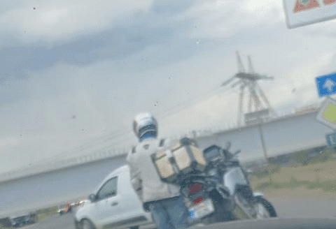 Acum. Drumul național către Adjud este blocat la Tișița. Se montează grinzile pentru autostradă.