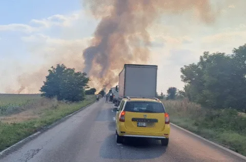 Trafic blocat total pe drumul Ploiești – Buzău, din cauza unui incendiu de amploare.