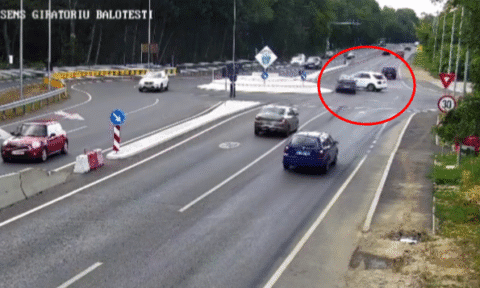 Video. Cum se dă prioritate într-un sens giratoriu? Un Logan a izbit un Mercedes, șoferul din ultima mașină fiind aruncat prin trapă.