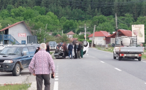 Foto. Mașină răsturnată la ieșirea din Tulnici spre Bârsești. Șoferul are răni grave dar a scăpat cu viață.
