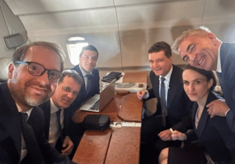 Țara arde și ei se hlizesc…