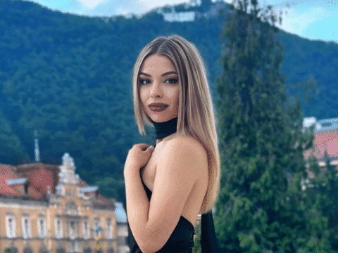 Și deșteaptă, și frumoasă. Miruna Mocanu, tânăra din Mărășești care a terminat șefă de promoție a Academiei Forțelor Aeriene „Henri Coandă” din Brașov.