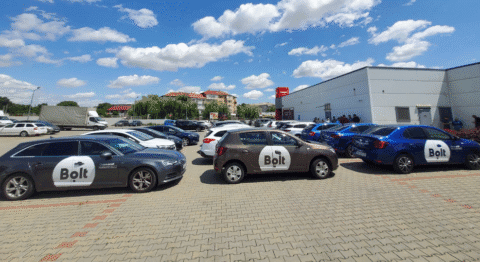 Protest al șoferilor de la Bolt, în Focșani. Cer companiei care deține afacerea să le mărească sumele pentru cursele pe care le efectuează.