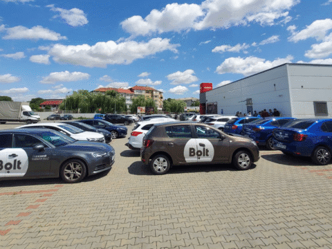 Protest al șoferilor de la Bolt, în Focșani. Cer companiei care deține afacerea să le mărească sumele pentru cursele pe care le efectuează.