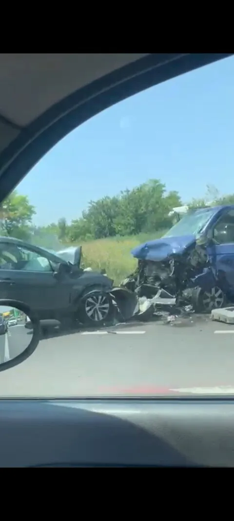 Acum. Video. Un nou accident la ieșirea de pe autostradă, spre Garoafa.