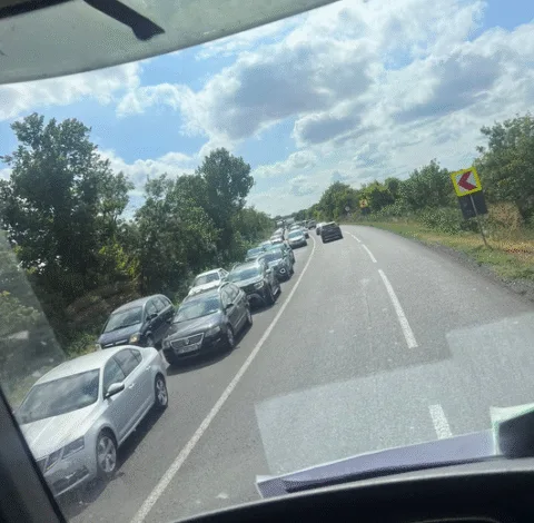Atenție în trafic pe DN 2. Coadă mare de la Coșereni către Urziceni din cauza unor mașini cu probleme și a unui transport de mare tonaj