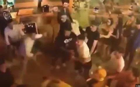 Bătaie ca în Vestul sălbatic într-un club din Focșani, noaptea trecută. Mascații au intervenit în forță.