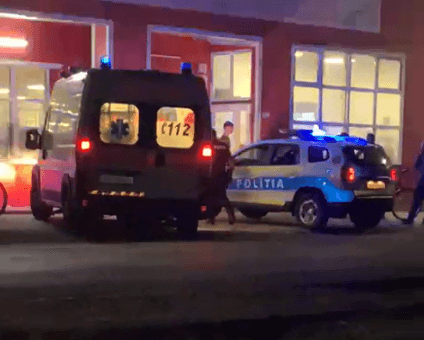 Video. Conflict în fața unui supermarket din Măicănești. Un tânăr a fost transportat de urgență la spital.