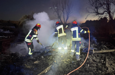 Asta e tare. Pompierii români sunt trimiși să stingă incendii în Franța, iar calea ferată Constanța – București arde în voie, la propriu, de câteva zile