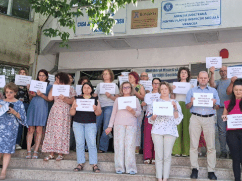 Protest al angajaților de la Casa de Pensii și de la AJOFM Vrancea