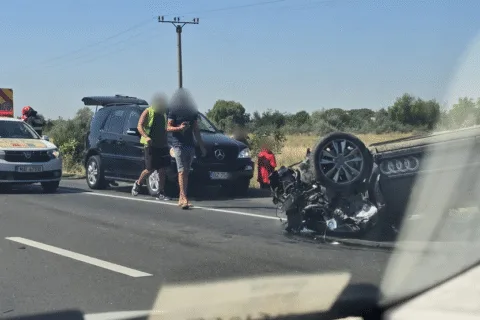 Trafic blocat acum pe DN 2, între Costești și Spătaru. Un Audi a fost pus cu roțile în sus de un Jogger.